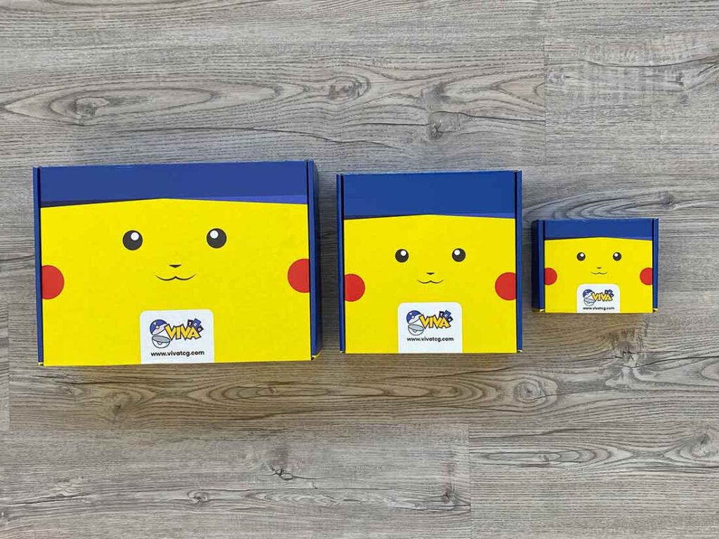 Viva TCG: una collaborazione vincente per un nuovo brand del collezionismo 3 Grafica di tre packaging di dimensioni diverse